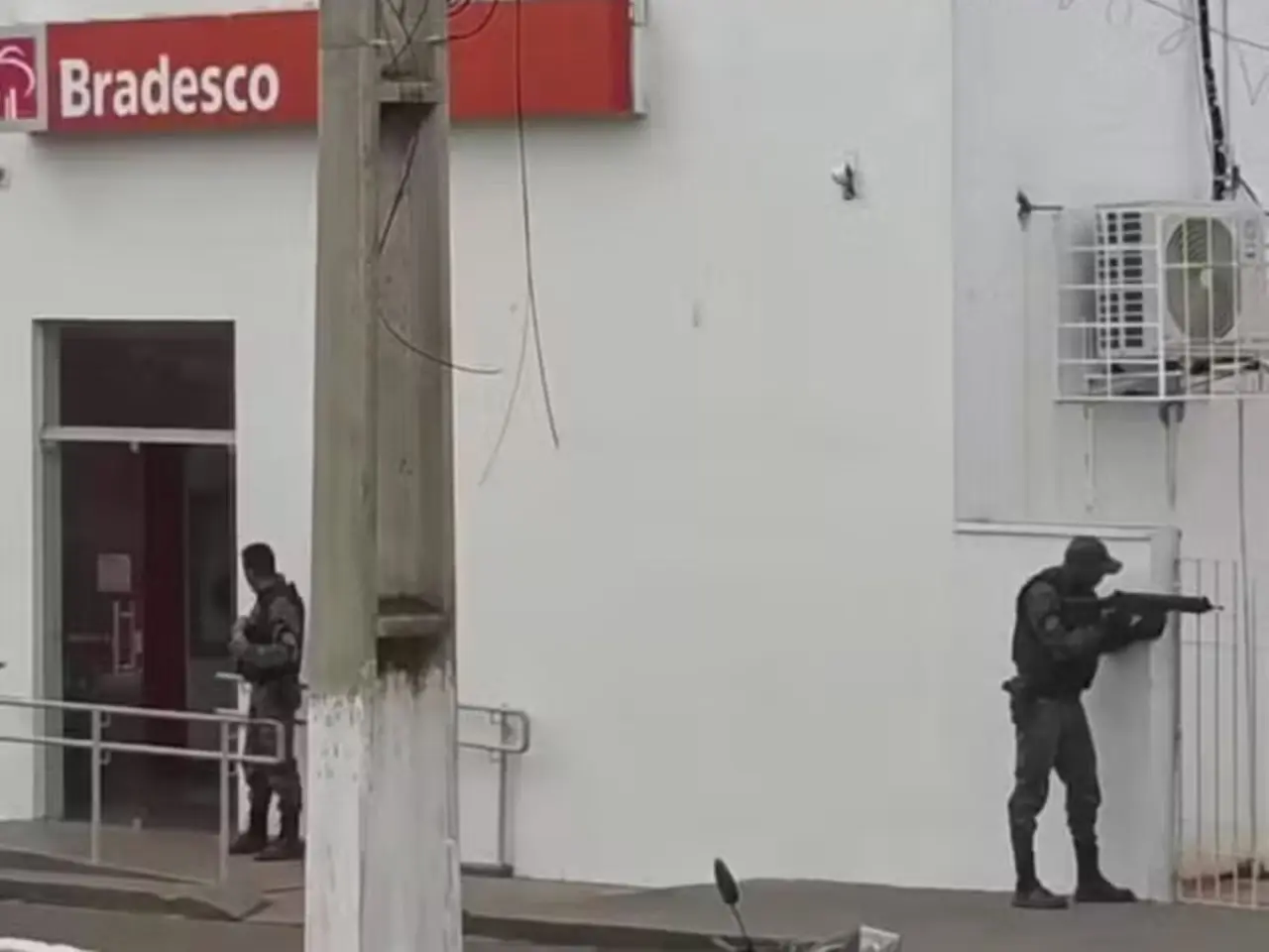 Gerente de banco é mantido refém com explosivos falsos amarrados ao corpo