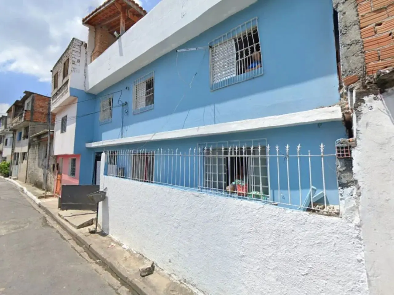 Mulher é encontrada morta dentro de casa em estado avançado de decomposição