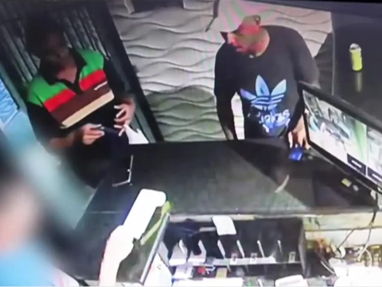 Homem confessa que matou mulher em hotel; câmeras registraram quando casal chegou ao local
