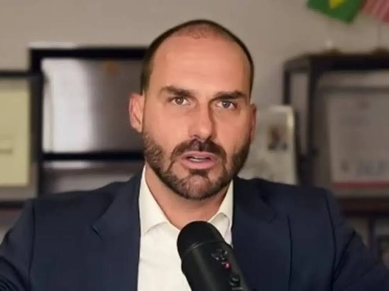 Eduardo Bolsonaro cogita passaporte especial após cassação