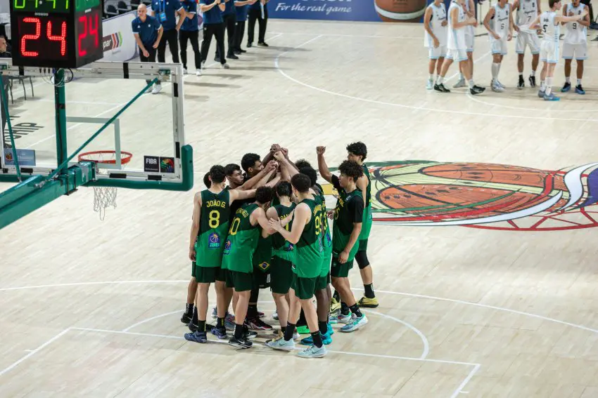 Pai e filho são campeões pela seleção brasileira de basquete após drama familiar (Foto: CBB)