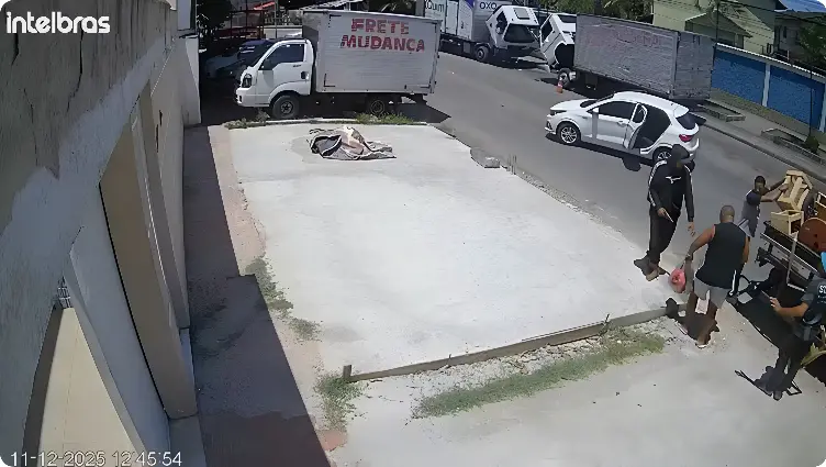 Cantor é assaltado na porta de casa (Foto: Reprodução Câmera de Segurança)