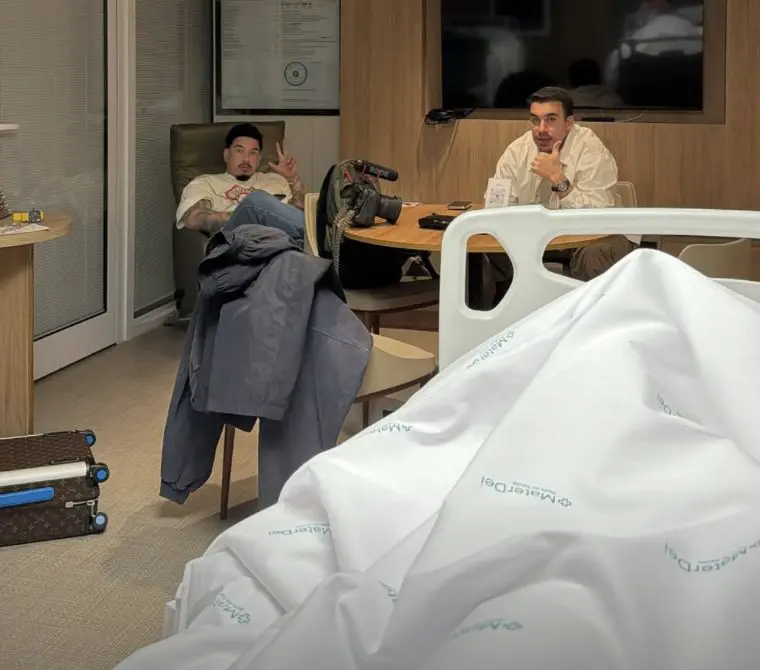 Neymar ao lado de amigos em uma cama de hospital II Foto: Reprodução/Instagram 
