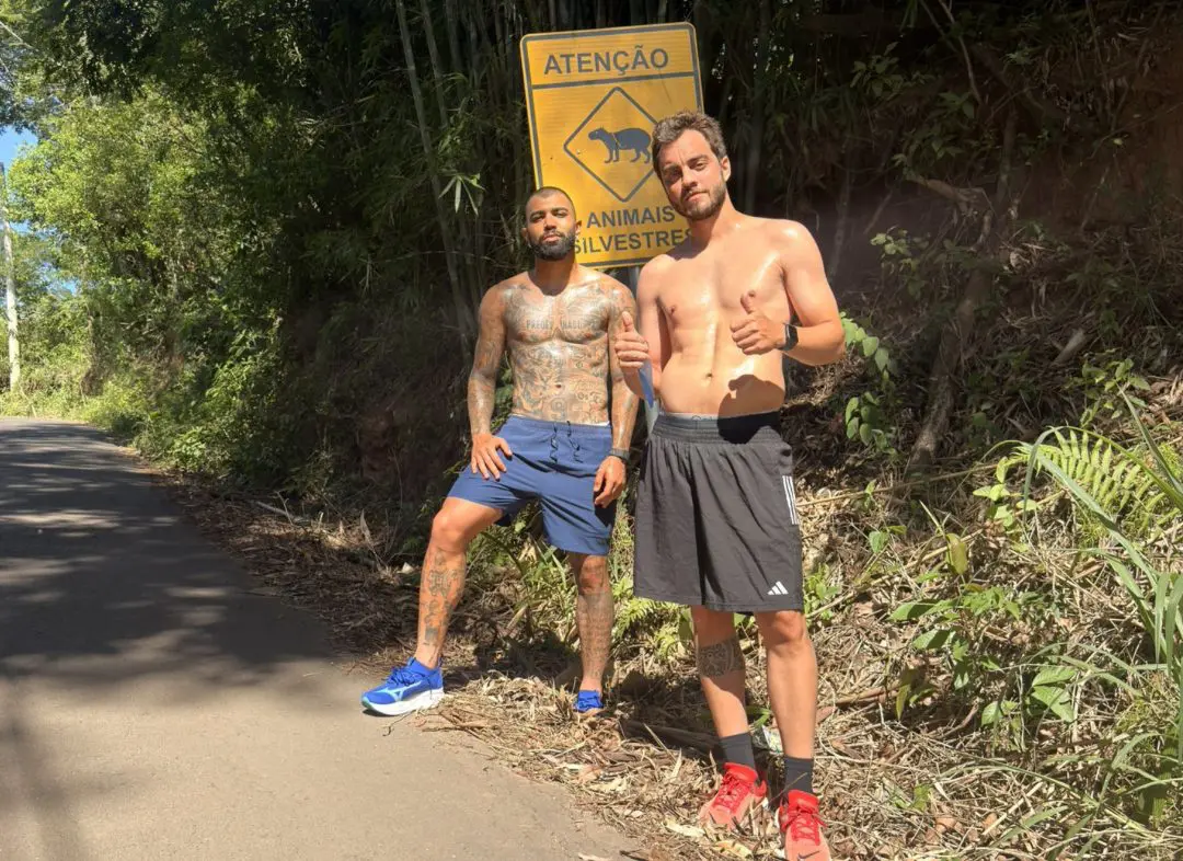 Gabigol com um amigo em uma trilha II Foto: Reprodução/Instagram 