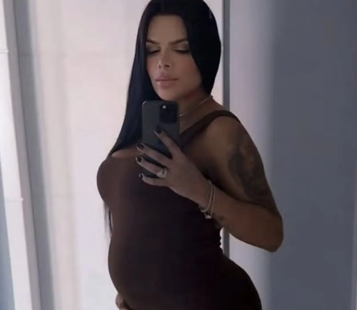 Juliana Merhy exigindo a barriga de grávida. Foto: Arquivo Pessoal 