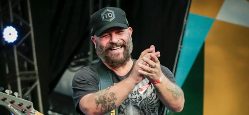  veja como está baixista da banda 'Ultraje a Rigor' dois anos após ser baleado na cabeça (Foto: Divulgação)