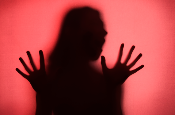 Crimes cada vez mais cruéis: por que os feminicídios no Brasil têm se tornado mais brutais? (Foto: Reprodução/Freepik)