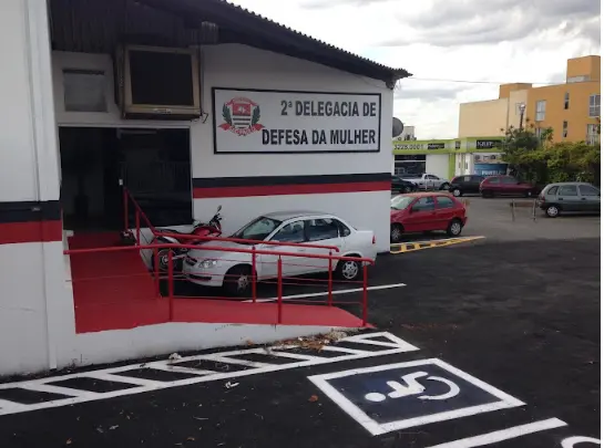Delegacia de Campinas onde o caso foi registrado após o idoso atacar a esposa com uma marreta durante um surto. Foto: Divulgação.