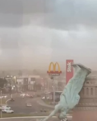 Estátua da Havan desaba em Guaíba durante temporal com ventos acima de 90 km/h; área foi isolada e não houve feridos. Foto: Reprodução.