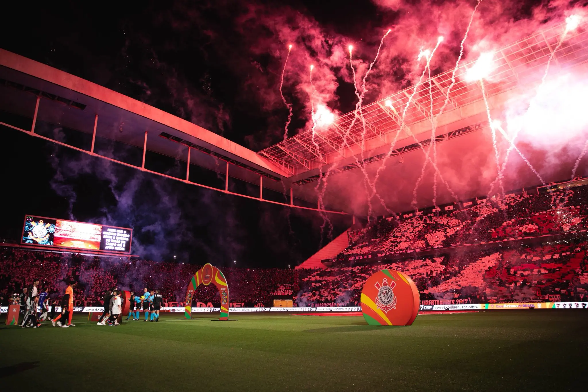 Corinthians ‘censura’ sobrenome de fotógrafo em postagem (Foto: Rodrigo Coca e Marco Galvão / Corinthians)