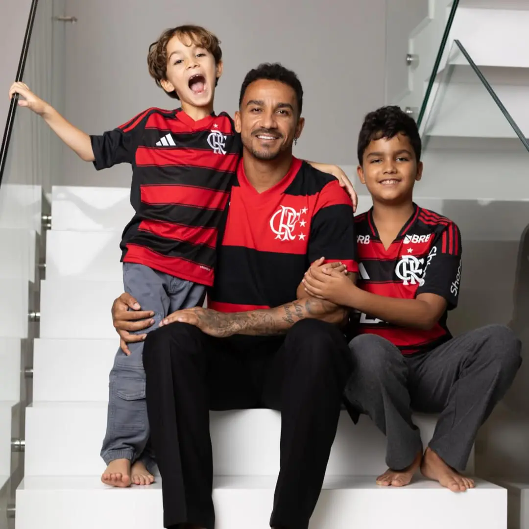 Filho de jogador do Flamengo comete gafe durante comemoração do título (Foto: Redes Sociais)