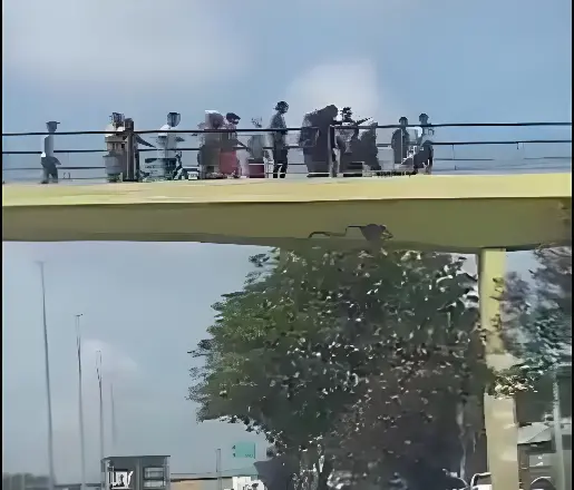 Homem que esfaqueou mulher é linchado e jogado por populares em rio (Foto: Reprodução)