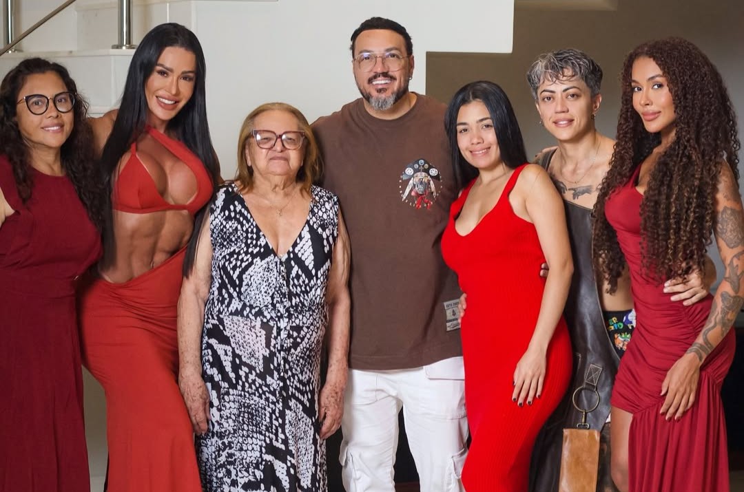 Belo apareceu em foto de família durante Natal (Foto: Reprodução / Redes Sociais)