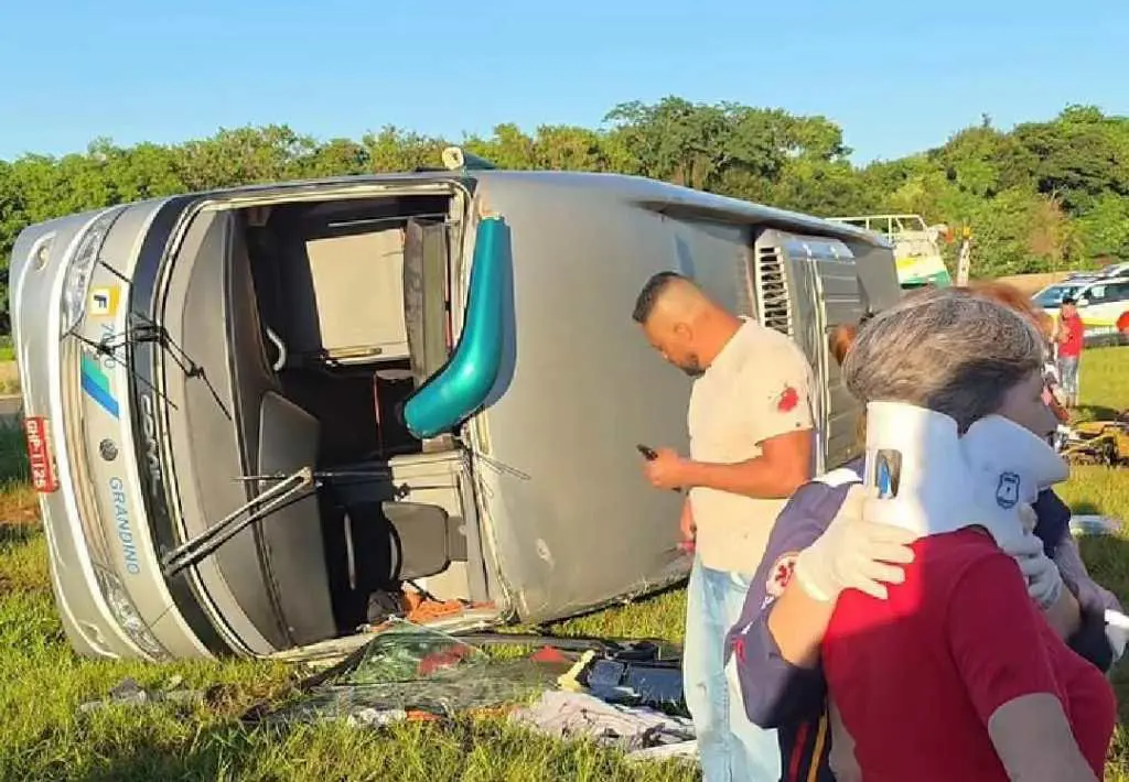 Véspera de Natal é marcada por grave acidente com ônibus no interior de SP