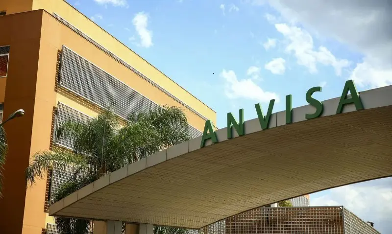 A Anvisa determinou a retirada imediata de suplementos e medicamentos clandestinos do mercado brasileiro, incluindo produtos divulgados como “Mounjaro natural”, por falta de registro e propaganda enganosa. Foto: Agência Brasil.