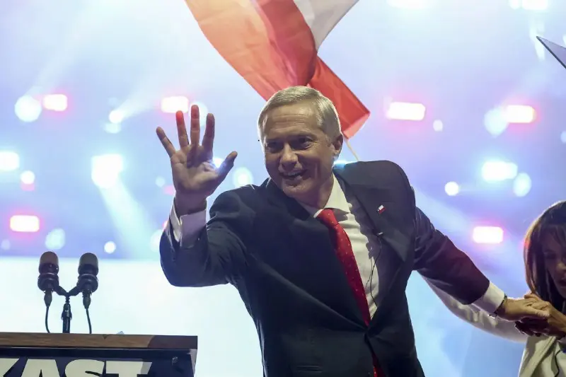 José Antonio Kast celebra a vitória no segundo turno das eleições presidenciais do Chile, realizado neste domingo (14). Foto: Divulgação.