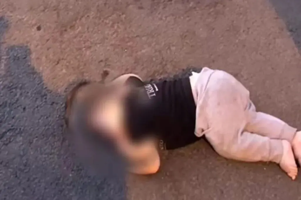 Bebê de pouco mais de um ano foi encontrado sozinho, descalço e chorando no meio da rua, durante a madrugada, em Três Coroas (RS). Foto: Reprodução.