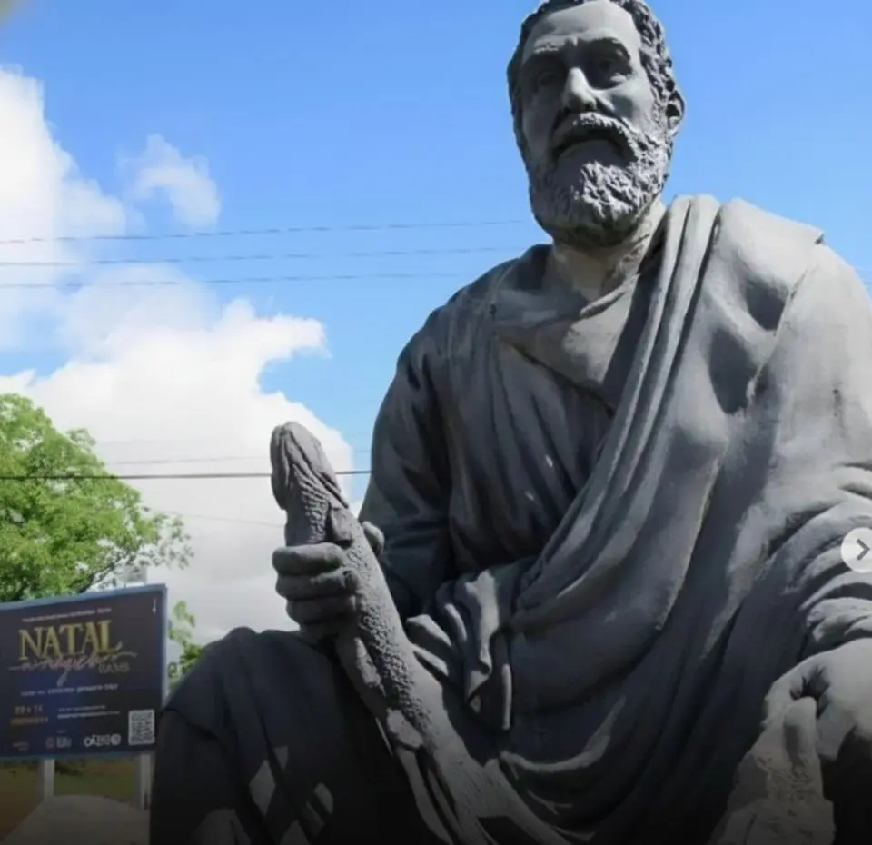 Estátua de São Pedro, padroeiro dos pescadores, instalada no trevo de acesso a São Pedro do Sul, no Rio Grande do Sul. Foto: Reprodução.