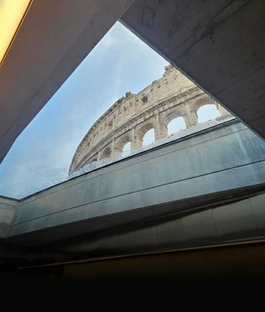 Nova estação de metrô em Roma integra transporte público e museu arqueológico sob o Coliseu. Foto: Divulgação.