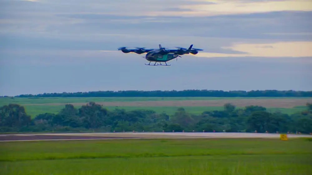 Protótipo do carro voador da Embraer realizou o primeiro voo de teste na pista da fábrica em Gavião Peixoto, no interior paulista. Foto: Divulgação/Eve.