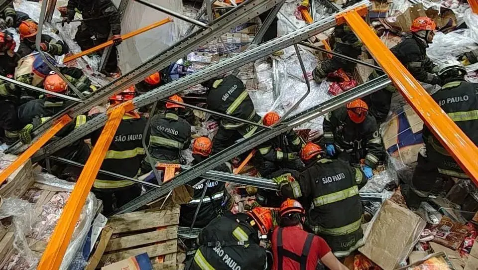 Operador de empilhadeira ficou ferido após prateleiras com produtos congelados desabarem dentro de câmara fria em atacadista de São Paulo. Foto: Divulgação.