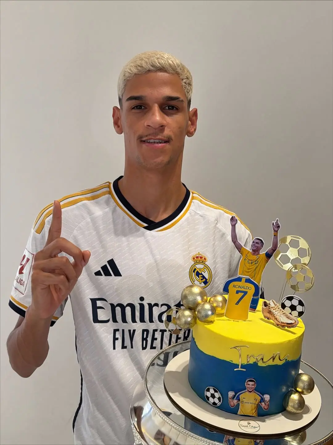 Luva de Pedreiro posta foto ao lado de Cristiano Ronaldo e web aponta: 'Parecem irmãos' (Foto: Redes Sociais)