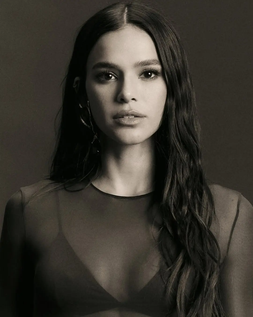 Cantor famoso é visto ao lado de Bruna Marquezine carregando cão que era de João Guilherme (Foto: Redes Sociais)