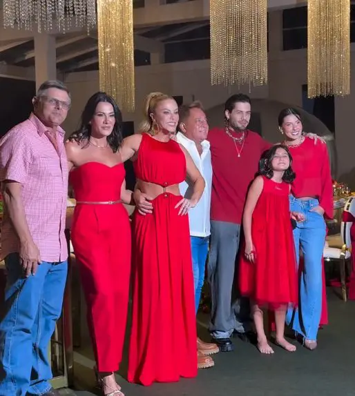 'A nora que ele procurava': Ana Castela tem noite de Natal divertida ao lado de Leonardo (Foto: Redes Sociais)