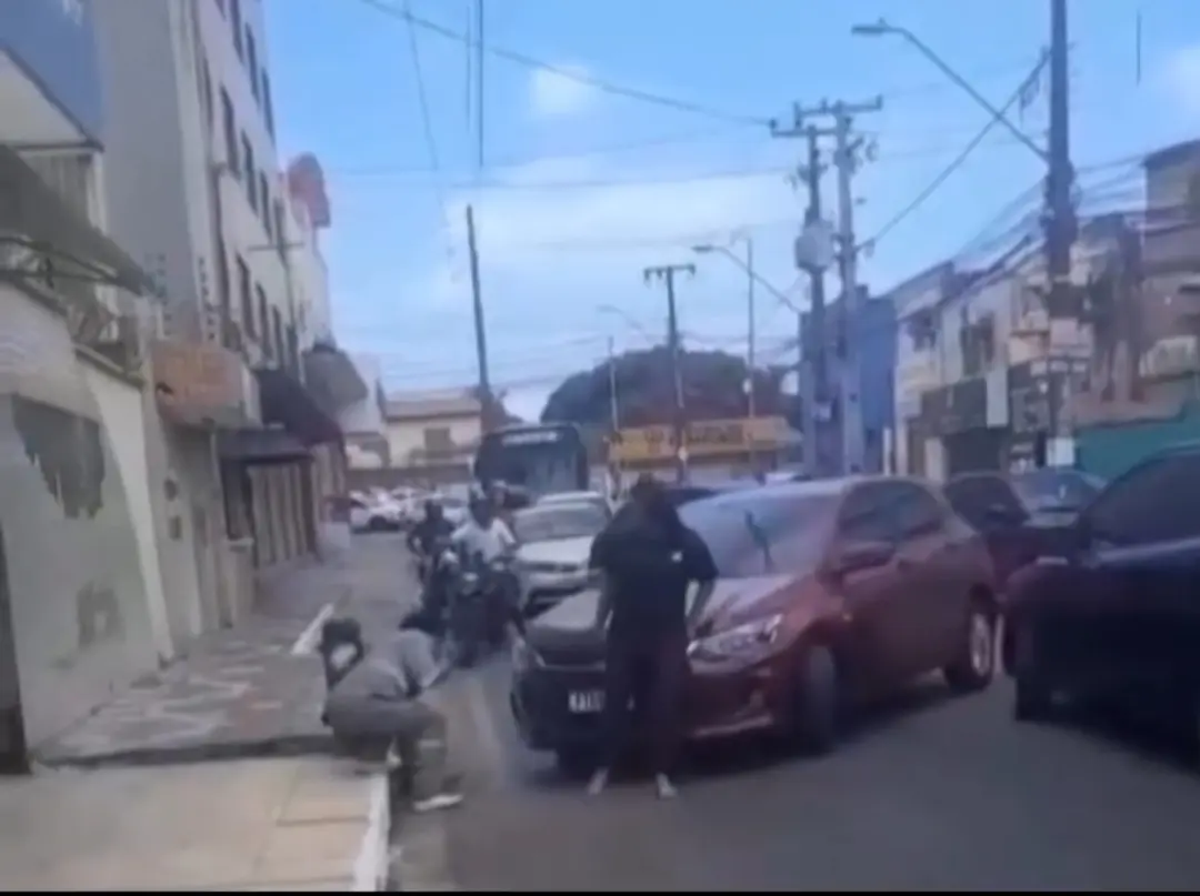 Homem bate em portão de motel, tenta fugir sem pagar e quase atropela funcionária; vídeo