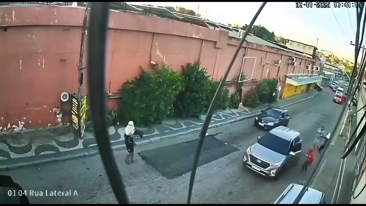 Imagens mostram criminosos armados com fuzis abordando motoristas; veja