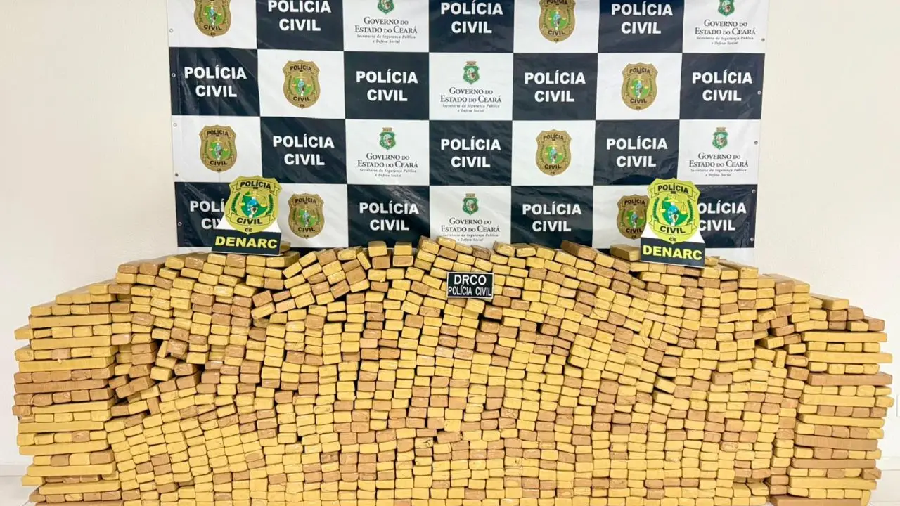 Homem é preso com carga milionária de drogas após tentar subornar policiais com R$ 100