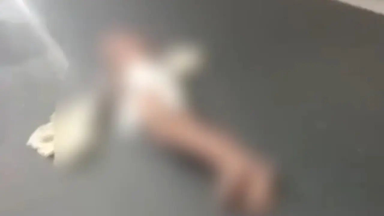 Homem cai de ambulância em túnel durante transporte; veja o vídeo