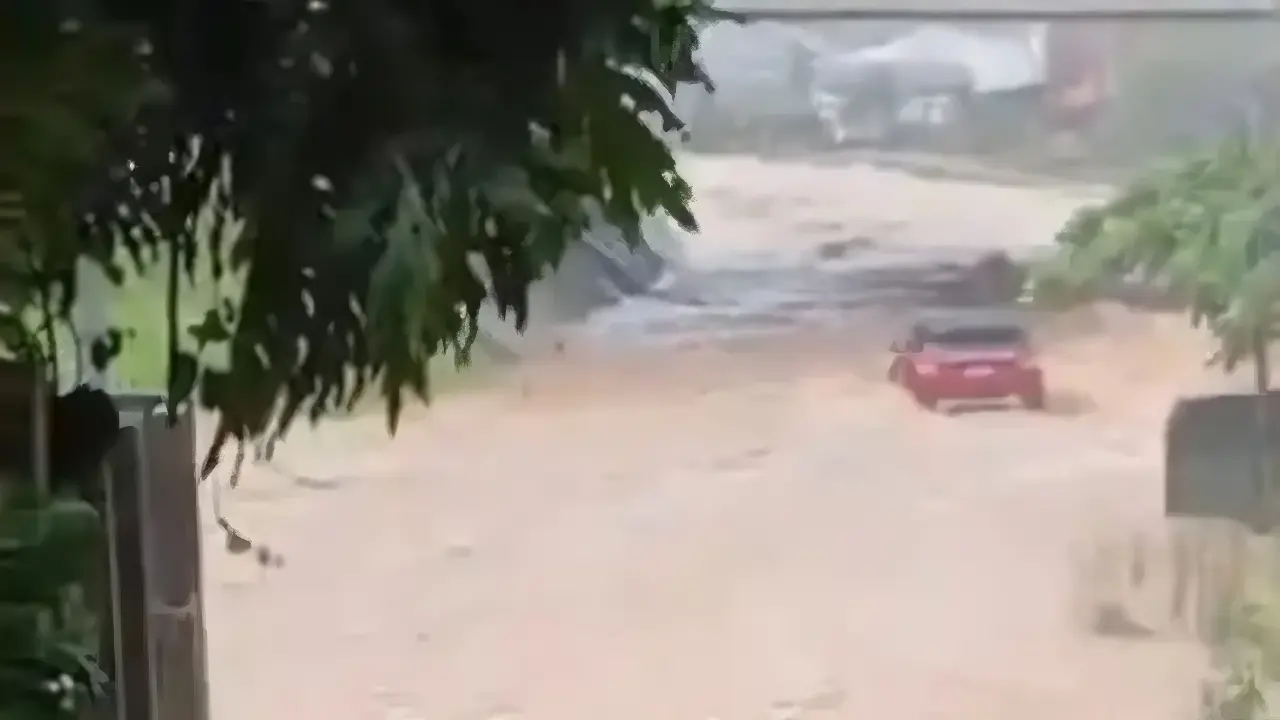 Bebê morre após carro ser levado por enxurrada em SC
