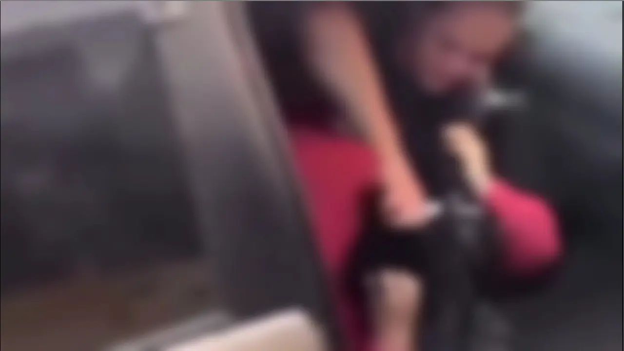 Vídeo: mulher corta cabelo da prima após flagra de traição