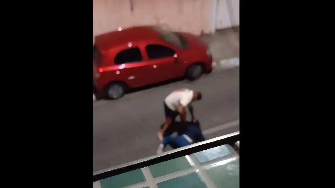 Mulher é morta a facadas pelo ex-companheiro no meio da rua