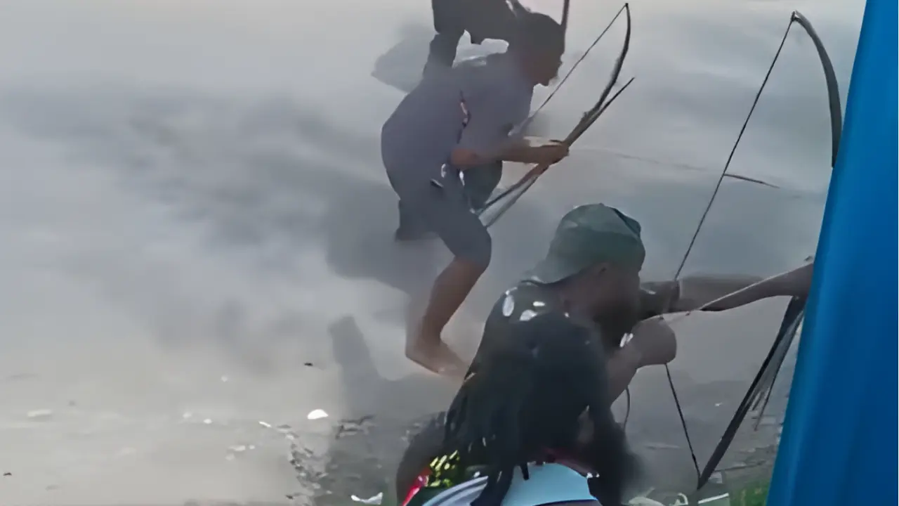 Vídeo flagra confronto armado com arcos e flechas entre tribos rivais no meio da rua