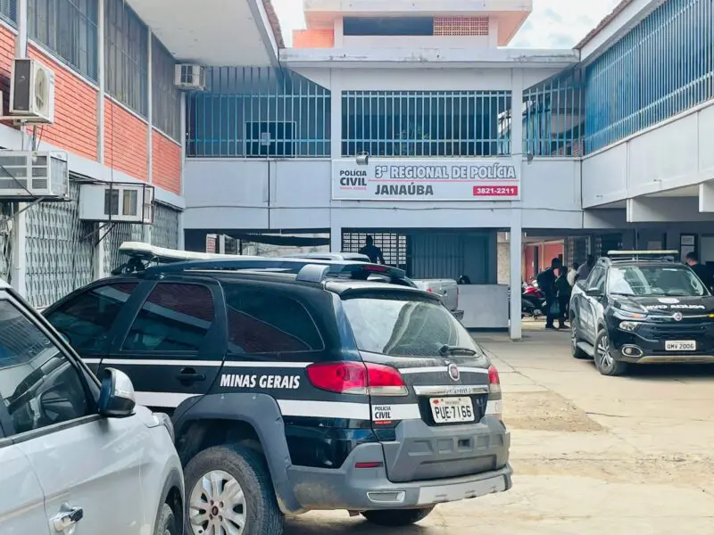 Delegacia de Janaúba, onde foi levado o homem que confessou ter cometido o homicídio após a vítima pedir dinheiro para comprar drogas. Foto: Divulgação.