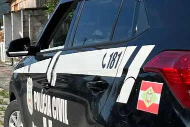 Equipe policial isolou a área onde a vítima foi baleada após discussão no bairro Cohab. Foto: Reprodução / PCSC.