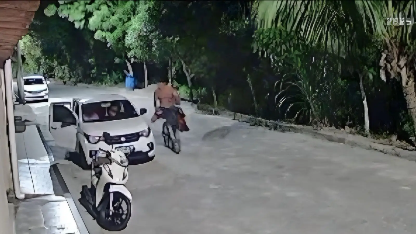 Após briga de trânsito, ciclista é atropelado e arrastado por carro (Foto: Reprodução)