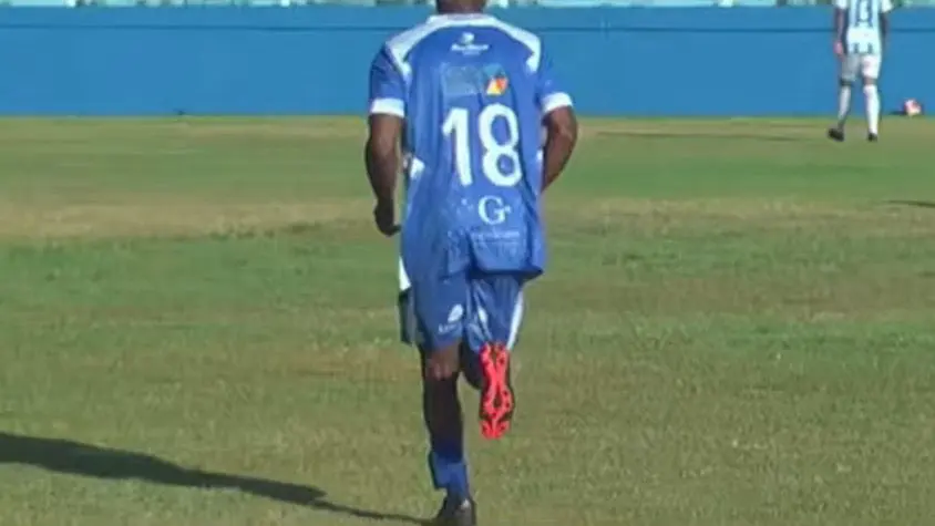 Jogador de futebol deixa cadeia de tornozeleira eletrônica e pode se tornar campeão (Foto: Reprodução/Cariocão TV)