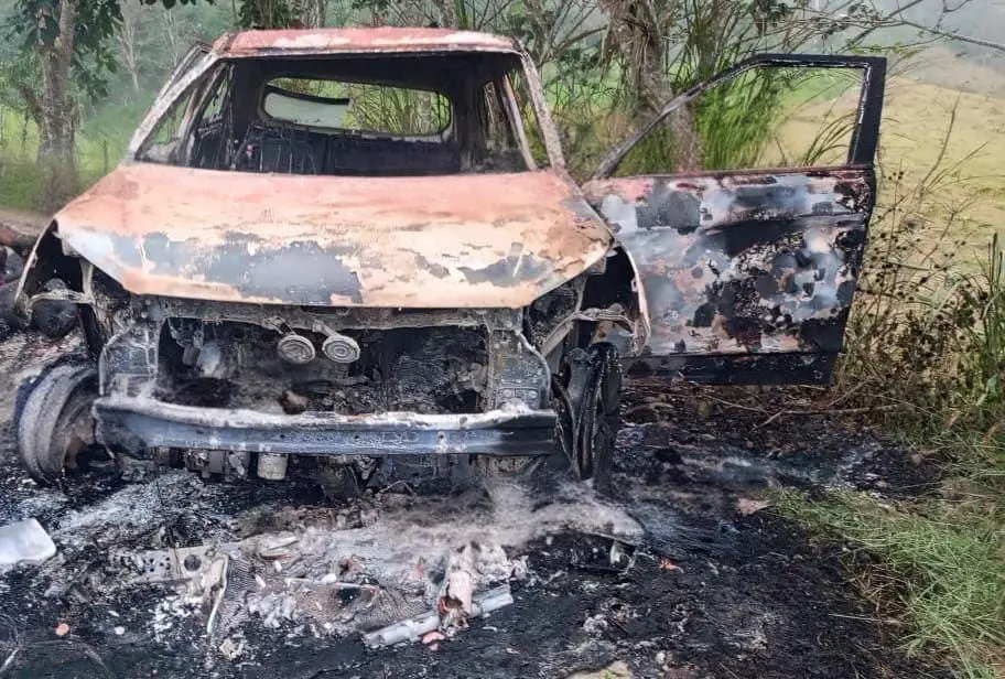 Seis corpos queimados são encontrados ao lado de veículo em estrada; veja vídeo