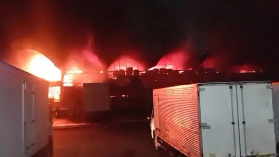 Incêndio atinge Ceasa do Rio de Janeiro e causa destruição; veja vídeo