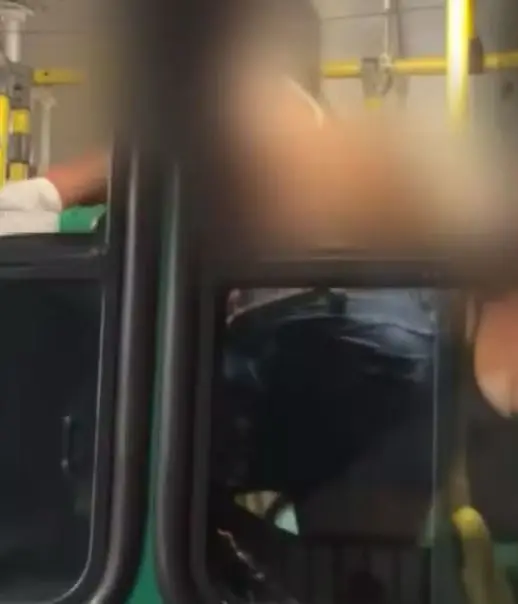 Cobradora é arrastada pelos cabelos por passageira após cobrar passagem (Foto: Reprodução/Redes sociais)