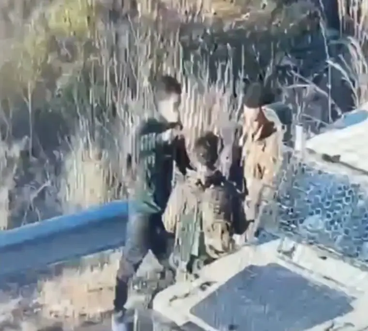 Jovem tenta decapitar soldados e acaba morto a tiros; veja vídeo