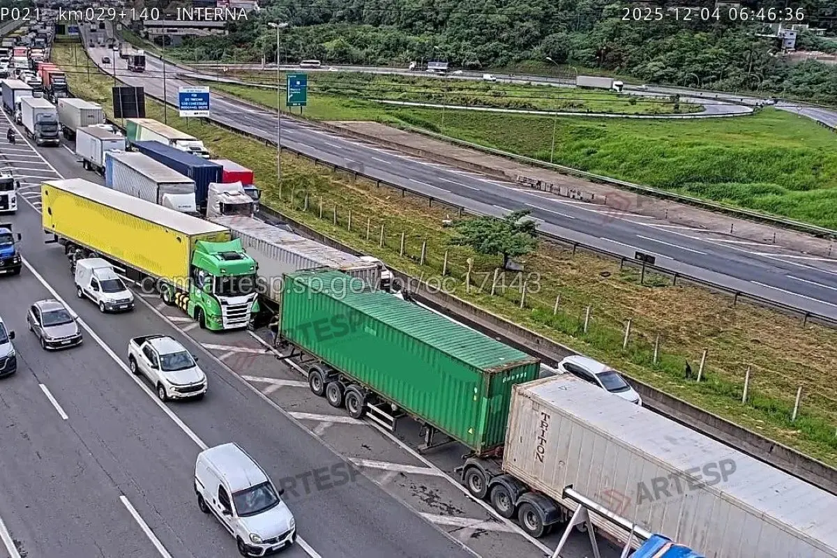 Engavetamento envolvendo carretas interdita três faixas do Rodoanel