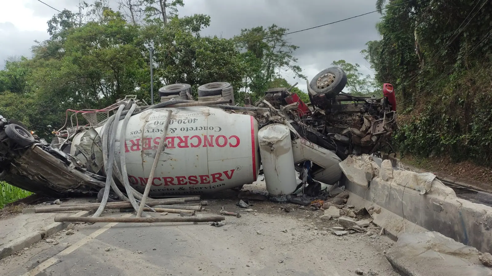 Carro ficou totalmente destruído após ser atingido por uma betoneira na Rodovia Prefeito Bento Rotger Domingues, segundo os bombeiros. Foto: Divulgação / Redes sociais.