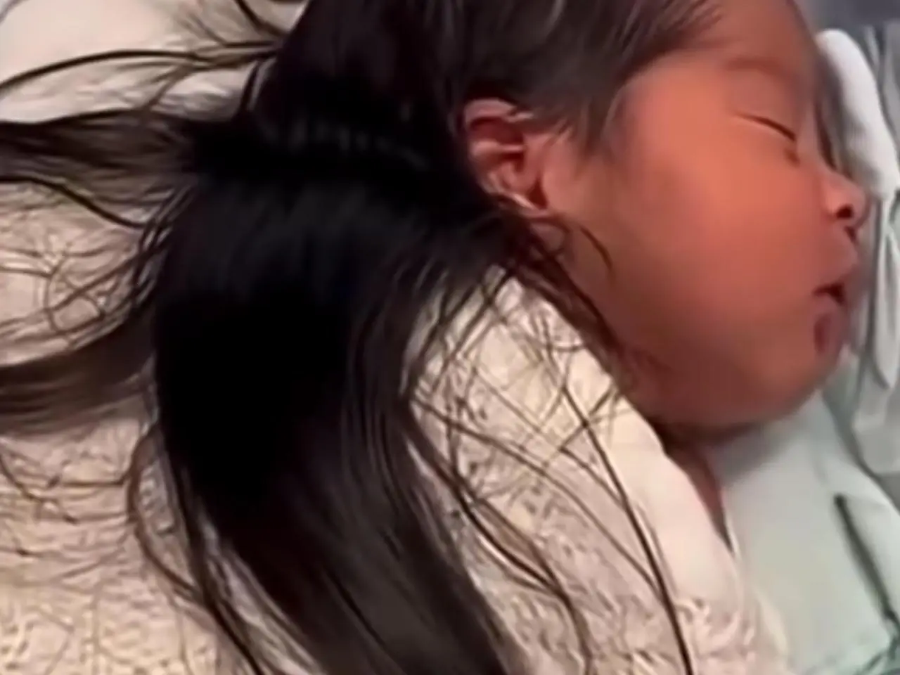 Bebê nasce com cabelo que se estende até as costas e surpreende web - Reprodução: Redes SociaisInstagram: Alagoas Acontece 