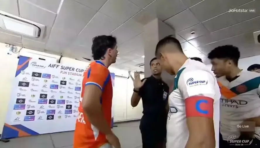 Vídeo: árbitro confere cueca de jogador e dá cartão vermelho na hora