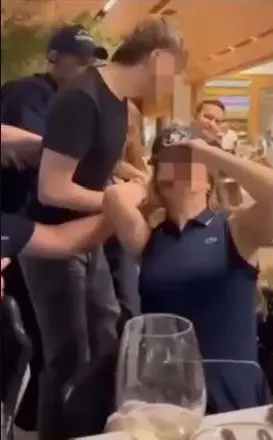 Vídeo mostra mulher sendo agredida a tapas e puxões de cabelo após ser acusada de se envolver com homem casado em restaurante de shopping em Goiânia. Foto: Reprodução.