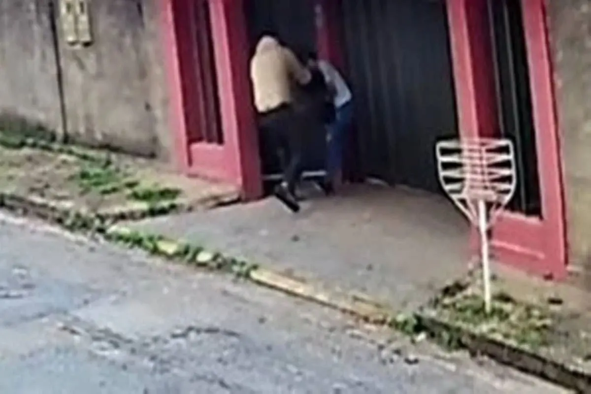 Homem mata ex com 29 facadas e câmera de segurança flagra crime (Foto: Reprodução)